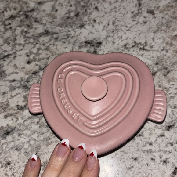 SUGAR PINK LE CREUSET MINI HEART COCOTTE - Picture 2 of 8